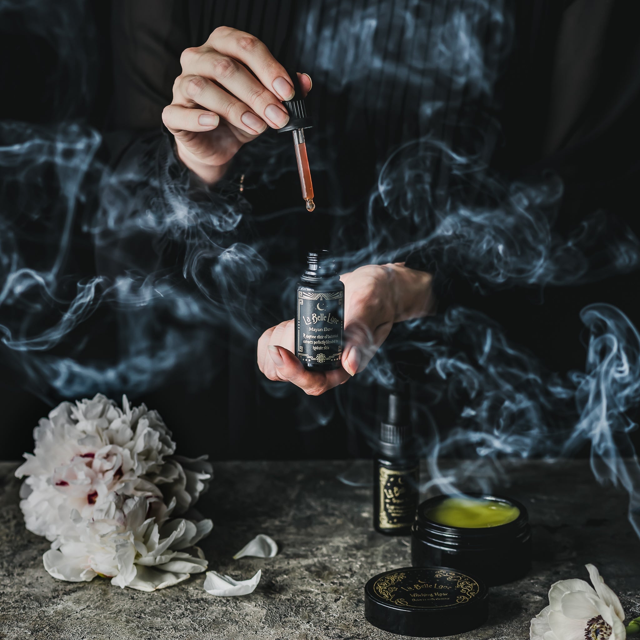 Model trägt Mayan Dew Hydrating Essence auf – Hautpflege für pralle, hydratisierte Haut ohne Öl