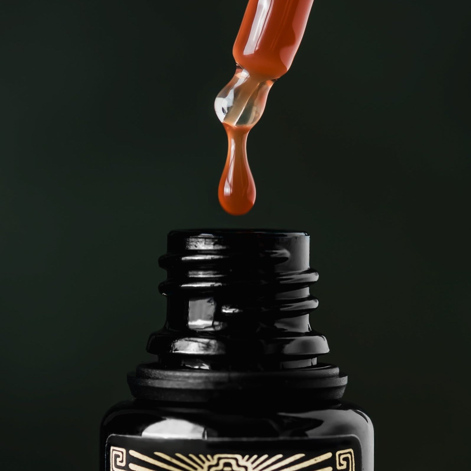 Ein Tropfen Mayan Dew auf dem Weg in die Flasche – feuchtigkeitsspendend, leicht & nährend