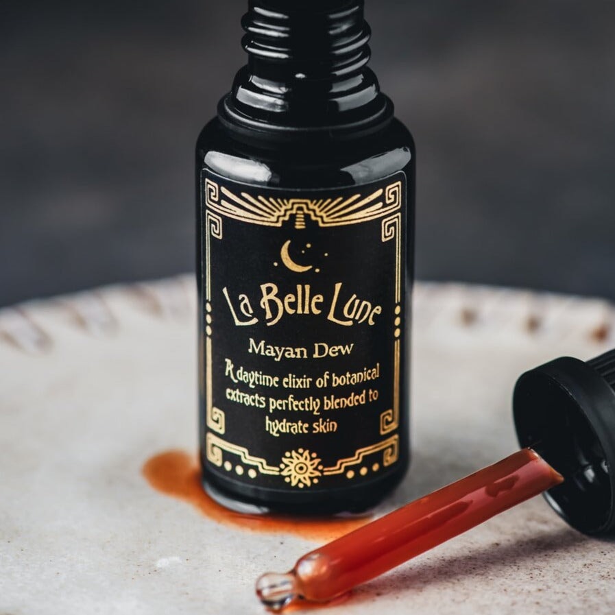 Geöffnete Mayan Dew Essence von La Belle Lune mit Pipette – feuchtigkeitsspendende, leichte Textur