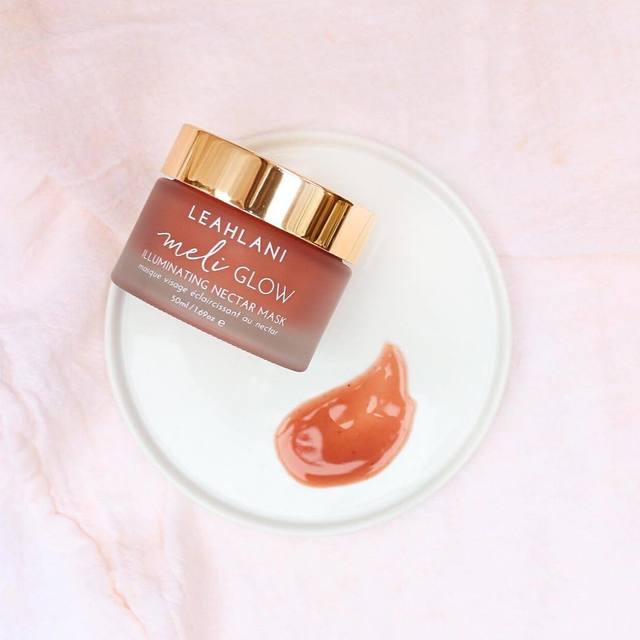 Leahlani Meli Glow Mask Tiegel und Textur auf weißem Teller