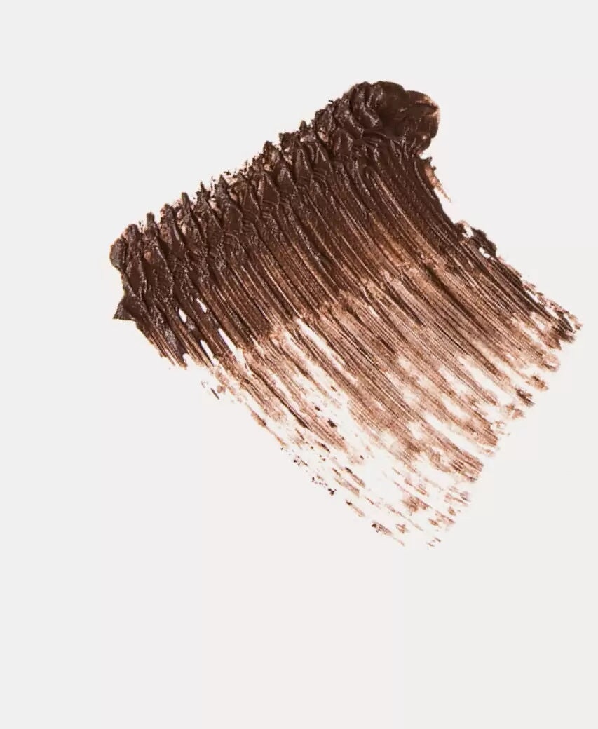 Farb- und Texturbeispiel des Ere Perez Natural Almond Mascara in braun auf weißem Untergrund.