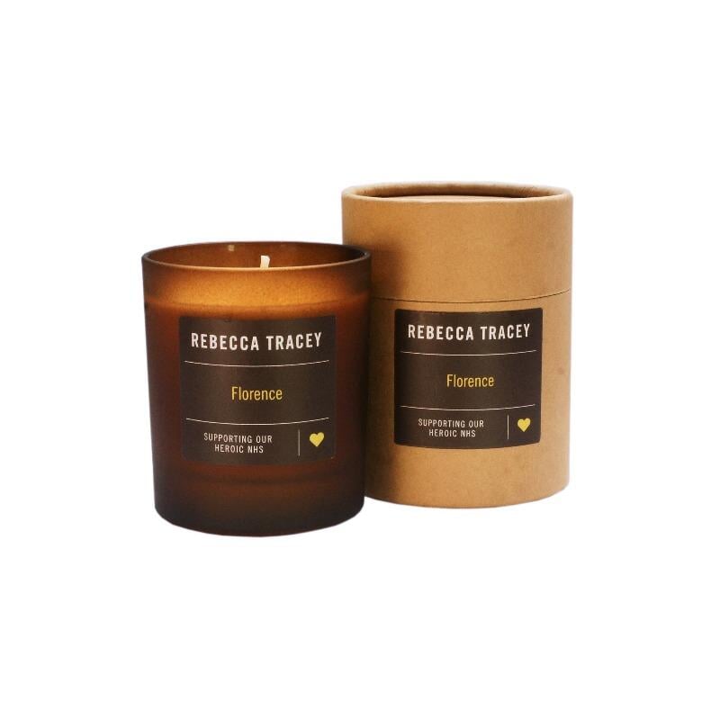 "Florence" Kerze von Rebecca Tracey, Kerzenglas und Verpackung nebeneinander vor weißem Hintergrund.