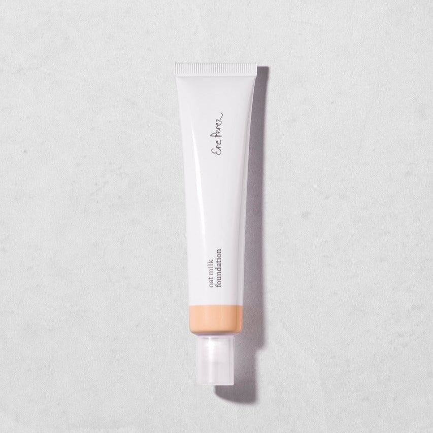 Oat Milk Foundation Tube von Ere Perez in der Farbe Latte. .
