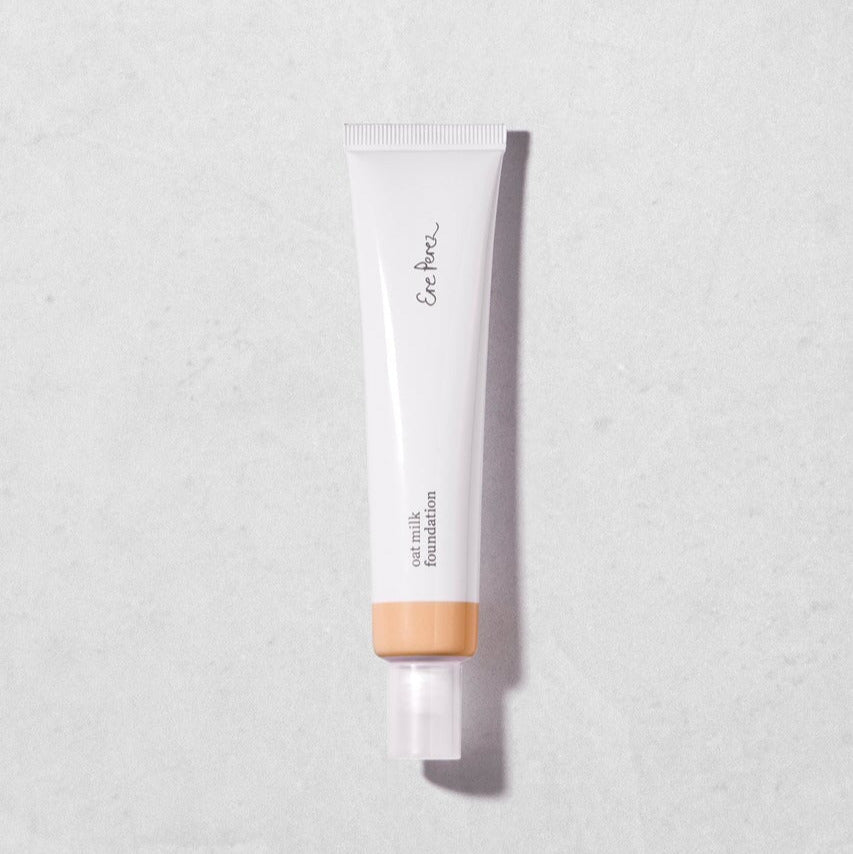 Oat Milk Foundation Tube von Ere Perez in der Farbe Honey.