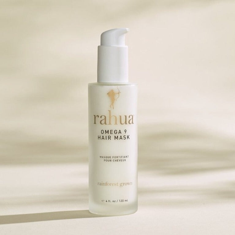 Rahua Omega 9 Hair Mask Flasche vor beigefarbenem Hintergrund.