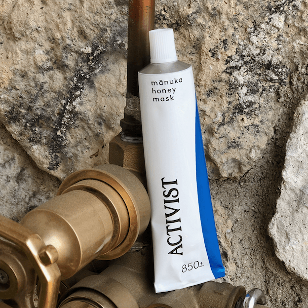 ACTIVIST Manuka Honey Mask Tube vor hellem Hintergrund