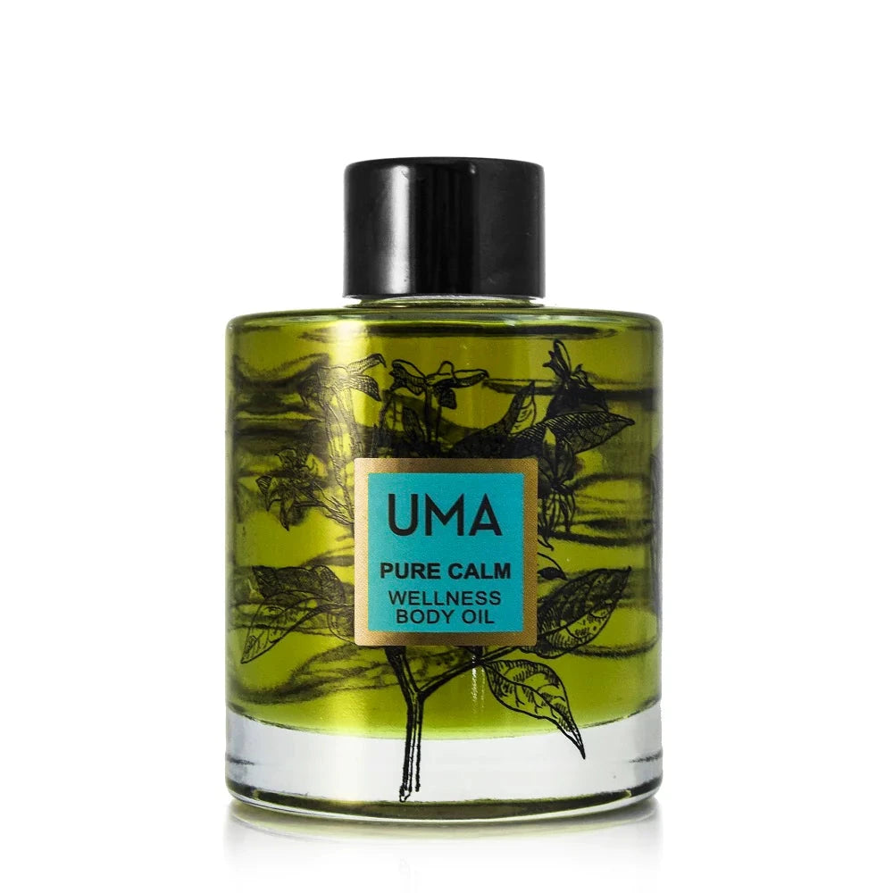 Pure Calm Wellness Body Oil Flasche steht vor weißem Hintergrund.