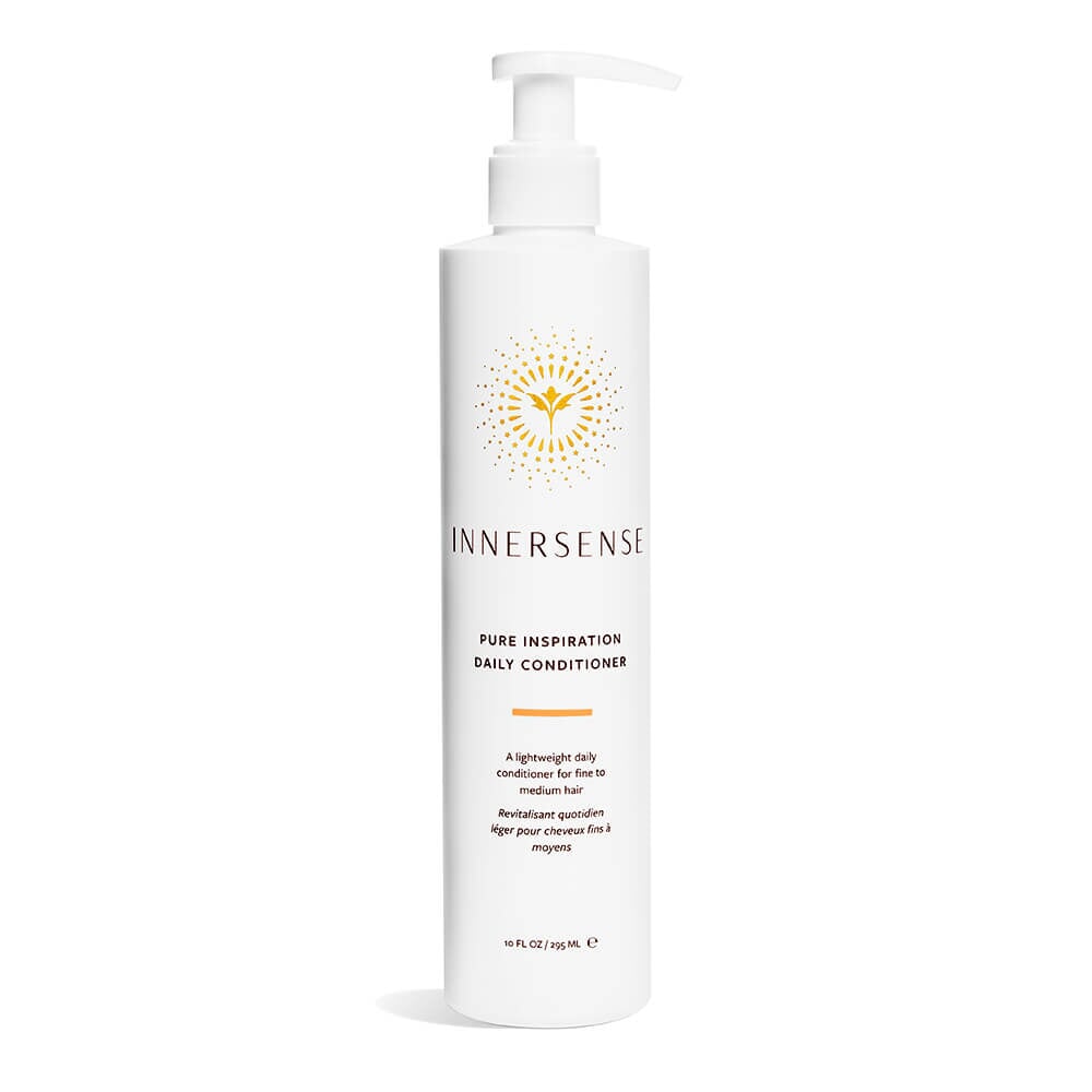 Eine Pumpflasche Innersense Pure Inspiration Daily Conditioner steht vor weißem Hintergrund.