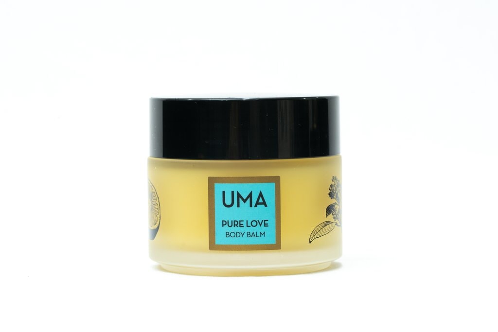 Schraubglas UMA Pure Love Body Balm mit schwarzem Deckel steht vor weißem Hintergrund.