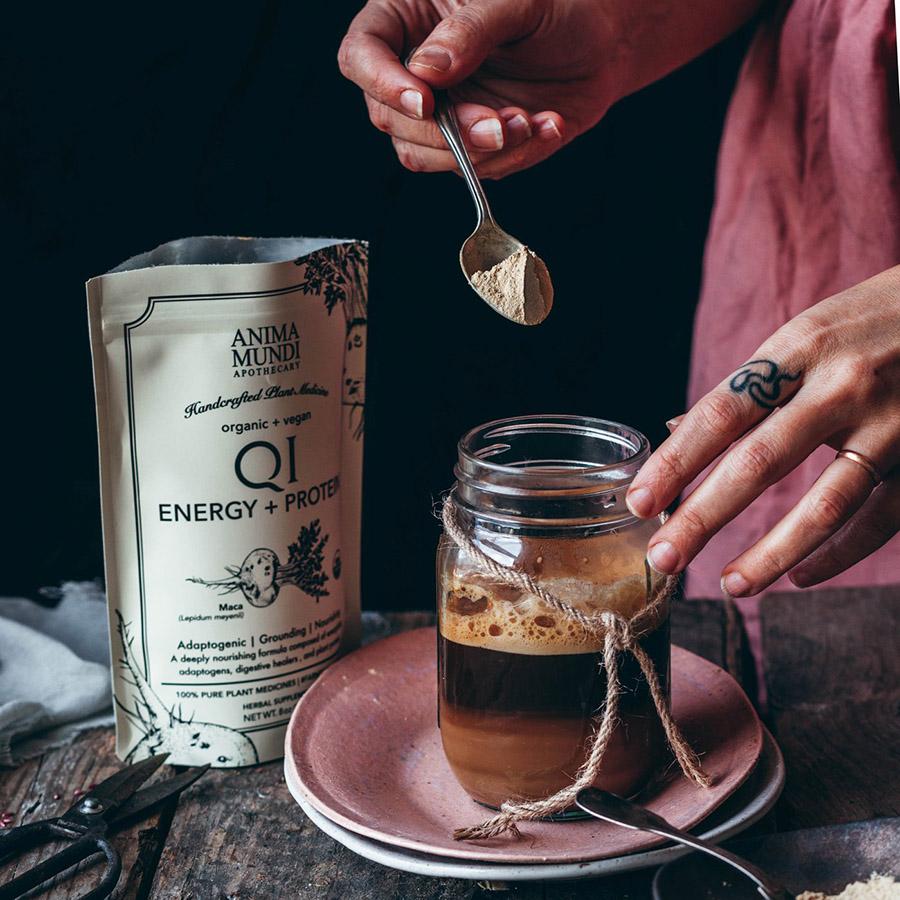 Zubereitung eines Qi + Stamina Getränks – 1 Esslöffel in pflanzliches Getränk eingerührt.
