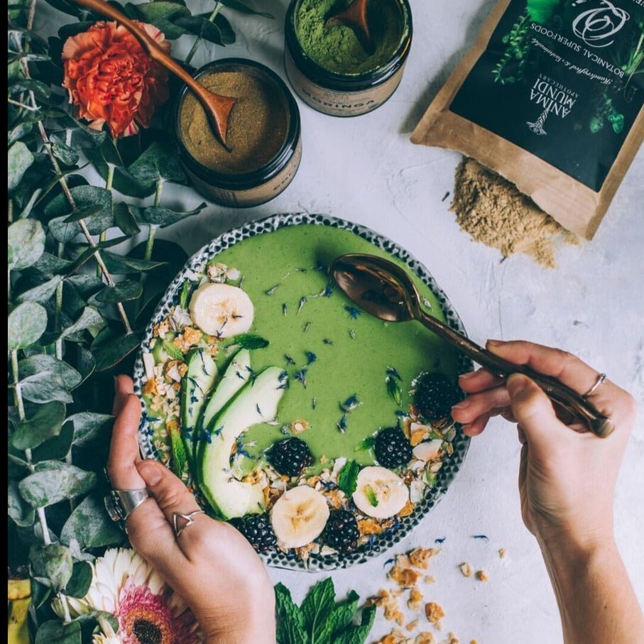 Nährstoffreiche Smoothie Bowl mit Qi + Stamina – pflanzliche Superfood-Mischung für Energie und Vitalität.
