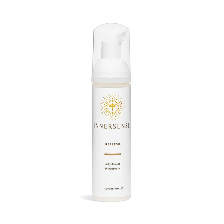 Eine Pumpflasche Innersense Refresh steht vor weißem Hintergrund.