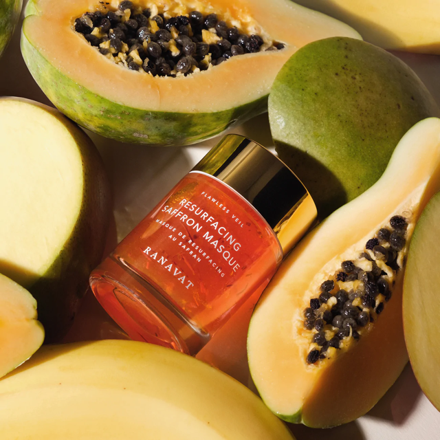 Ranavat Resurfacing Saffron Maske mit aufgeschnittener Papaya