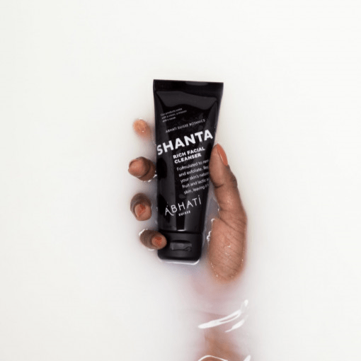 Eine Hand unter Wasser hält eine Abhati Suisse Shanta Tube über Wasser.