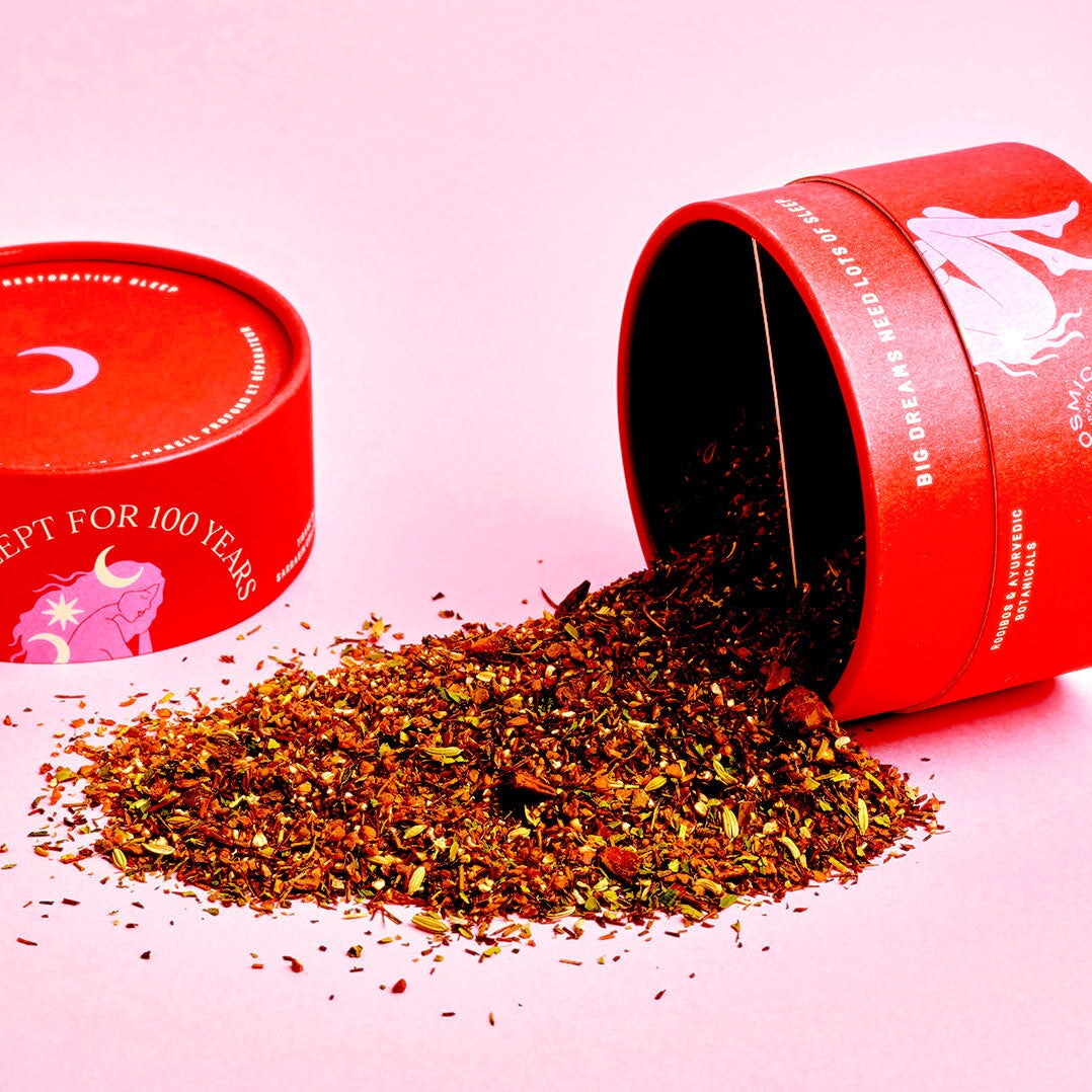 Ausgekippte Sobacha & Rooisbos Tee Dose Cosmic Dealer mit verstreutem, losem Tee.