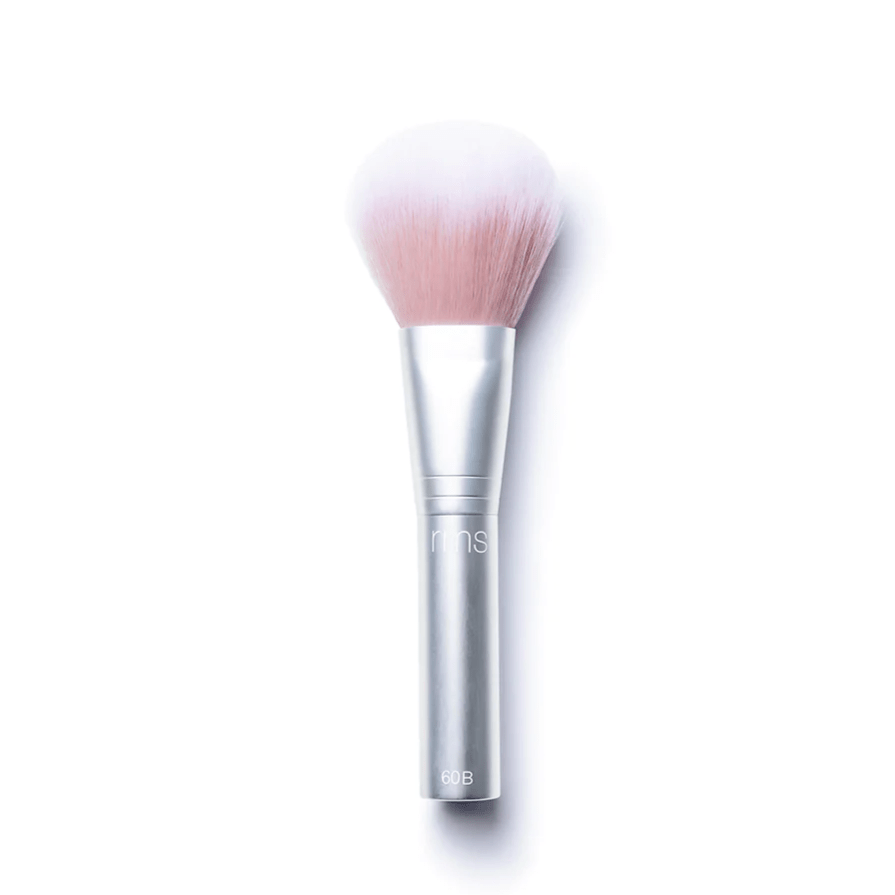 Skin2Skin Powder Blush Brush von RMS vor weißem Hintergrund.