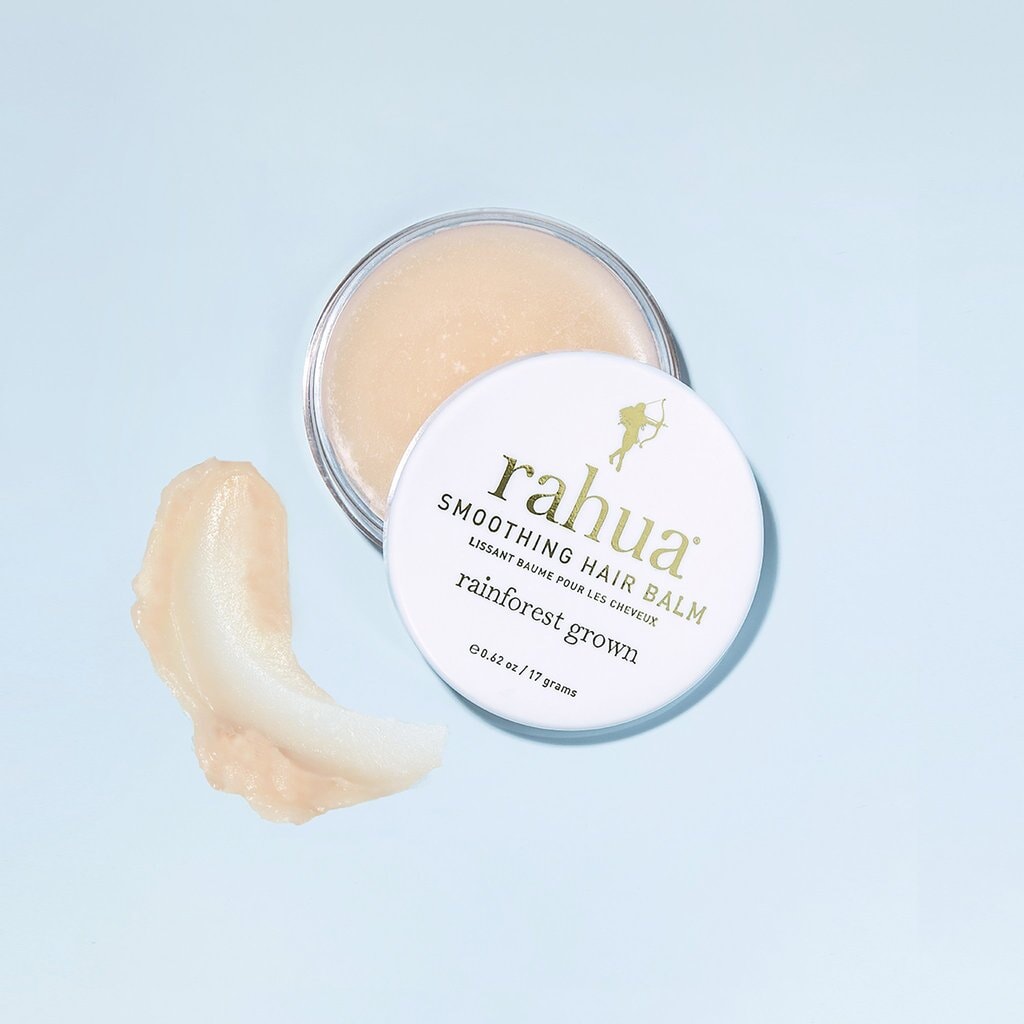 Offenes Rahua Smoothing Hair Balm Schraubglas geöffnet aus der Vogelperspektive mit Texturbeispiel.