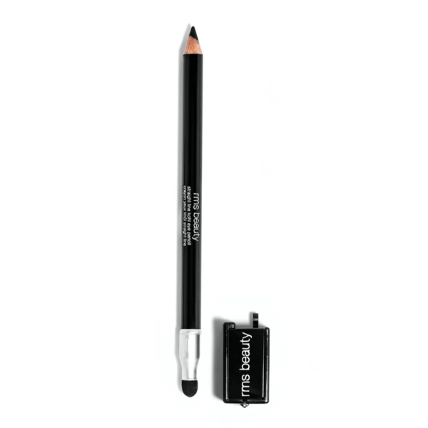 Offener Straight Line Kohl Eye Pencil von RMS liegt neben dem Anspitzer auf weißem Untergrund.