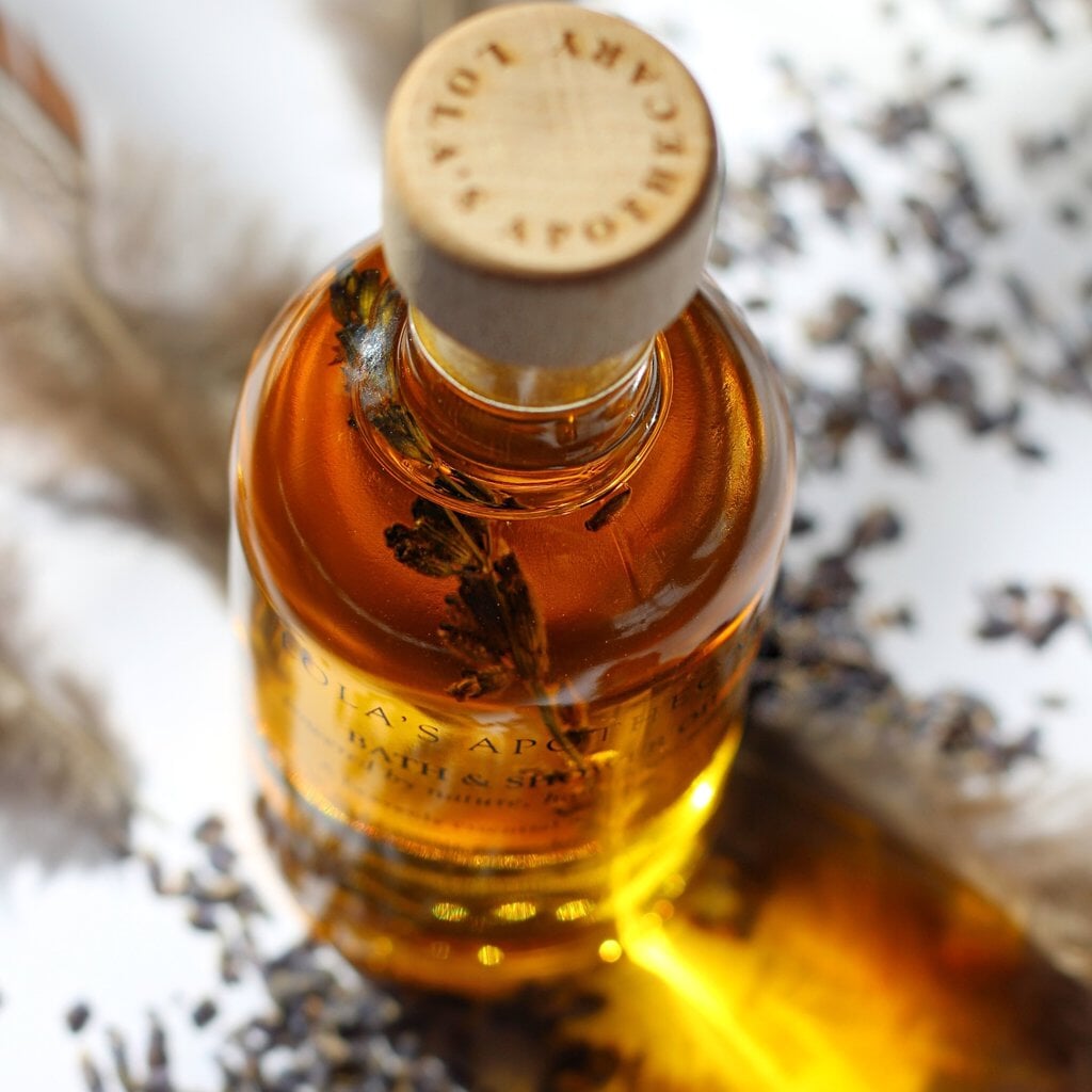 Lola's Apothecary Glasflasche mit Korken aus der Vogelperspektive, der Hintergrund ist verschwommen.