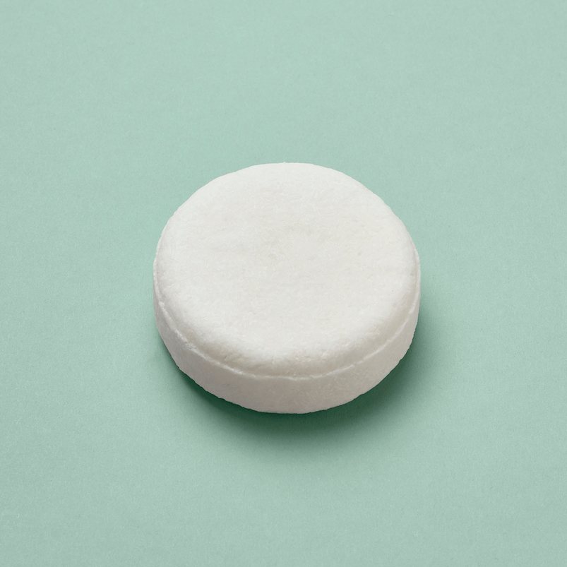 Abhati Suisse Tanu Seifenstück liegt auf hellgrünem Untergrund.