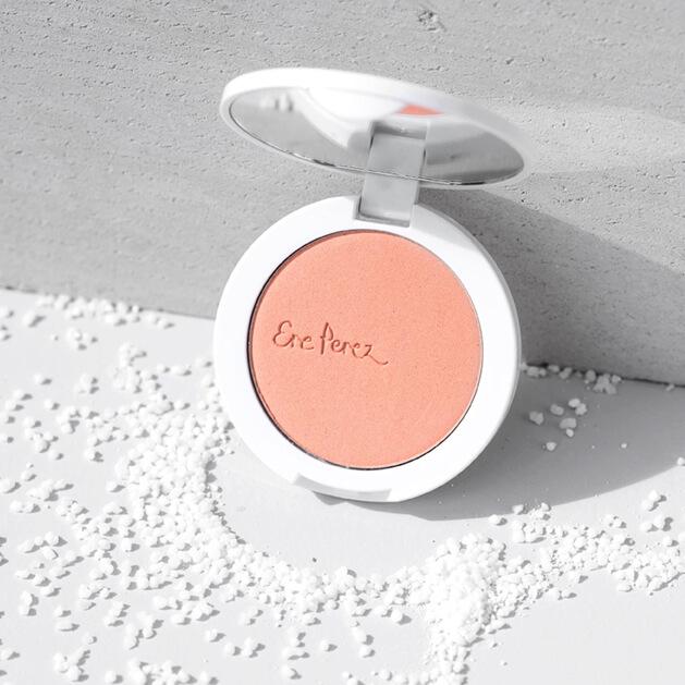 Offene Puder Rouge Dose von Ere Perez Tapioca Cheek Colour steht vor hellem Hintergrund.