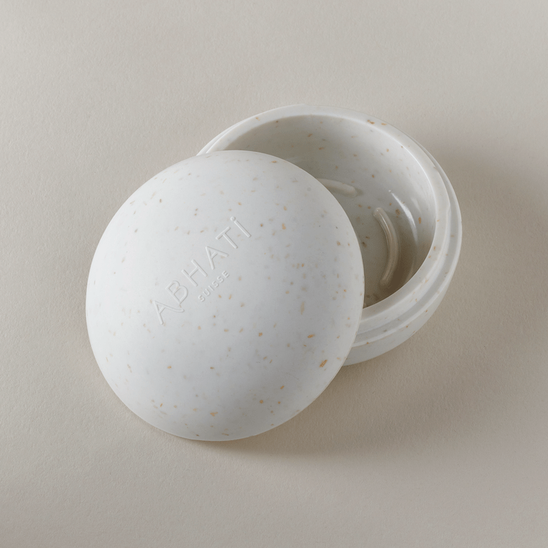 The Pebble Behälter von Abhati Suisse aus der Vogelperspektive mit schräg aufgelegtem Deckel.