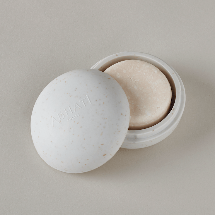 The Pebble Behälter von Abhati Suisse mit einem Seifenstück befüllt aus der Vogelpersepektive.l