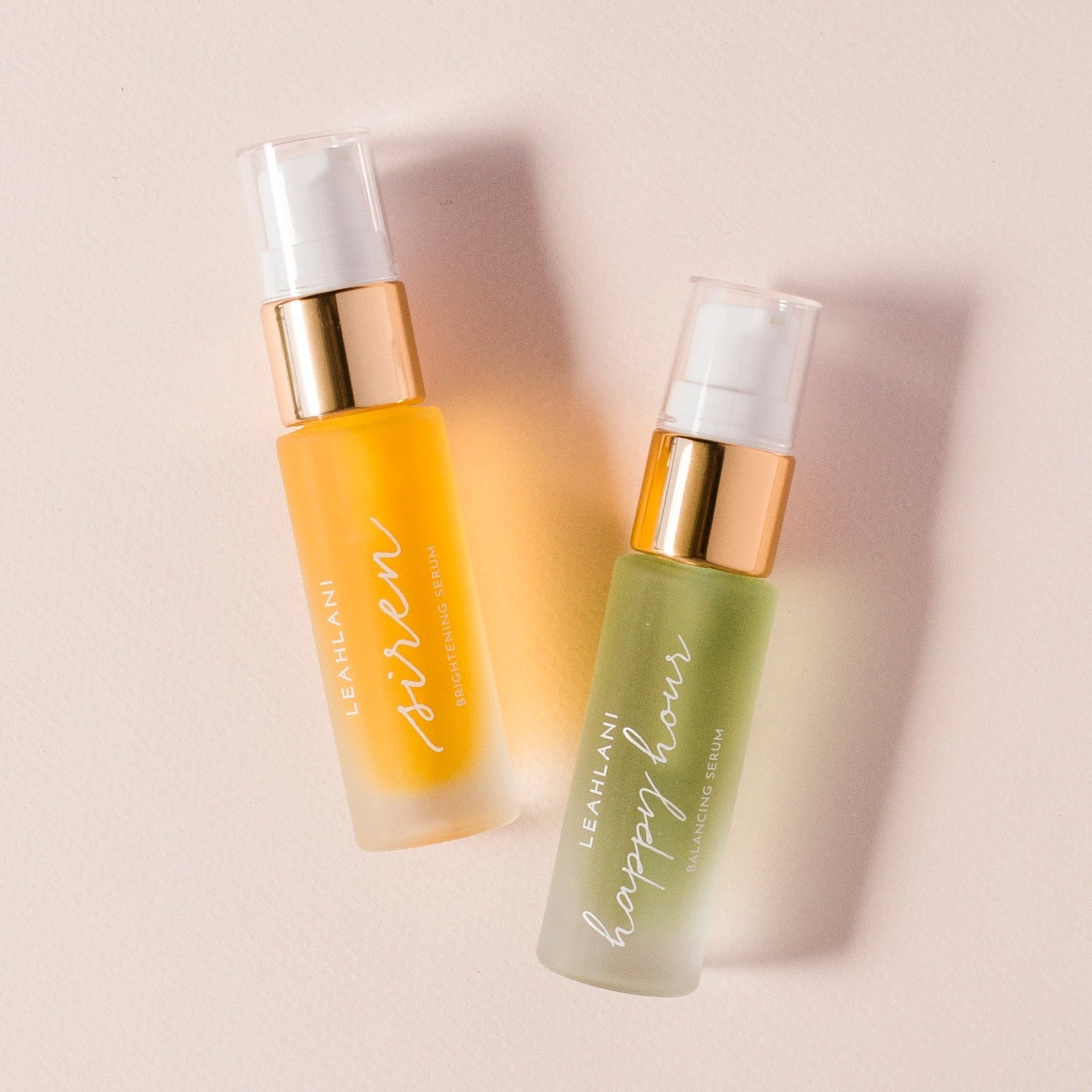 Leahlani The Serum Duo Flaschen vor hellem Hintergrund