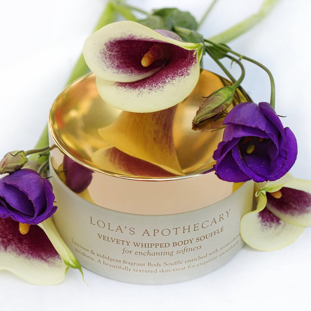 Lola's Body Soufflé Glastiegel mit goldenem Deckel ist geschmückt mit verschiedenen Blumen.