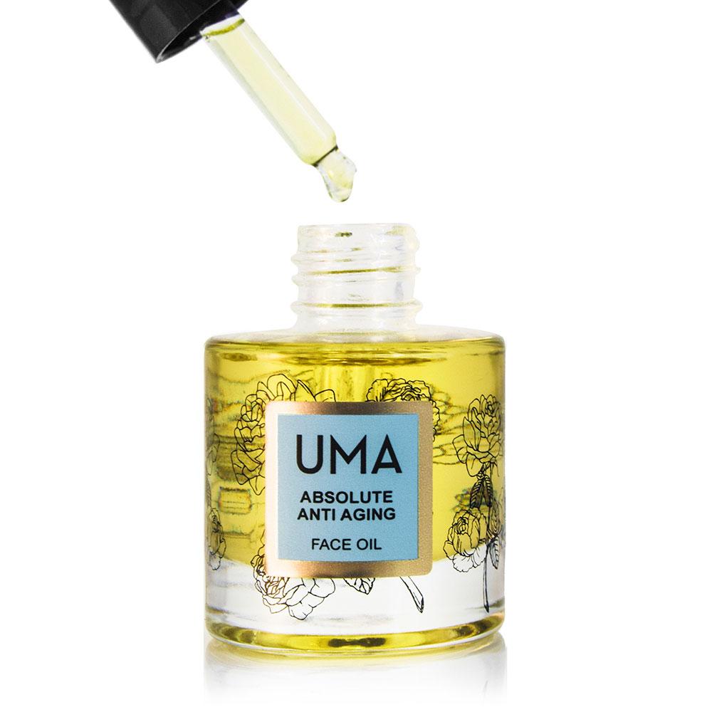 Von einer gefüllten Pipette tropft Öl in die Flasche von UMA Absolute Anti Aging Face Oil. North Glow