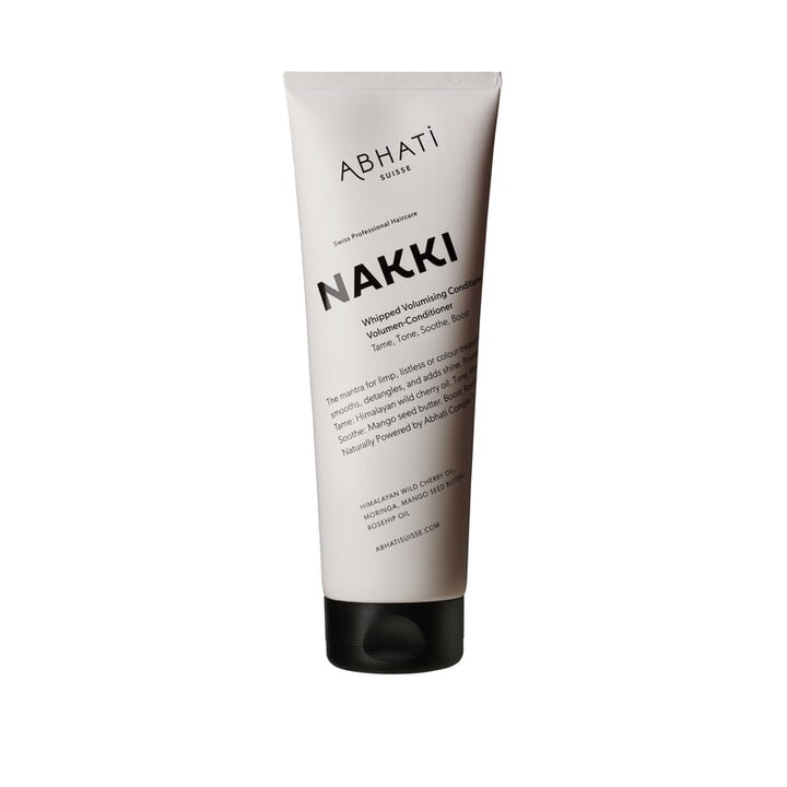 Abhati Suisse Nakki Conditioner Tube steht vor weißem Hintergrund.