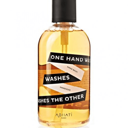 Abhati Suisse Pumpflasche One Hand Washes the Other steht vor weißem Hintergrund.