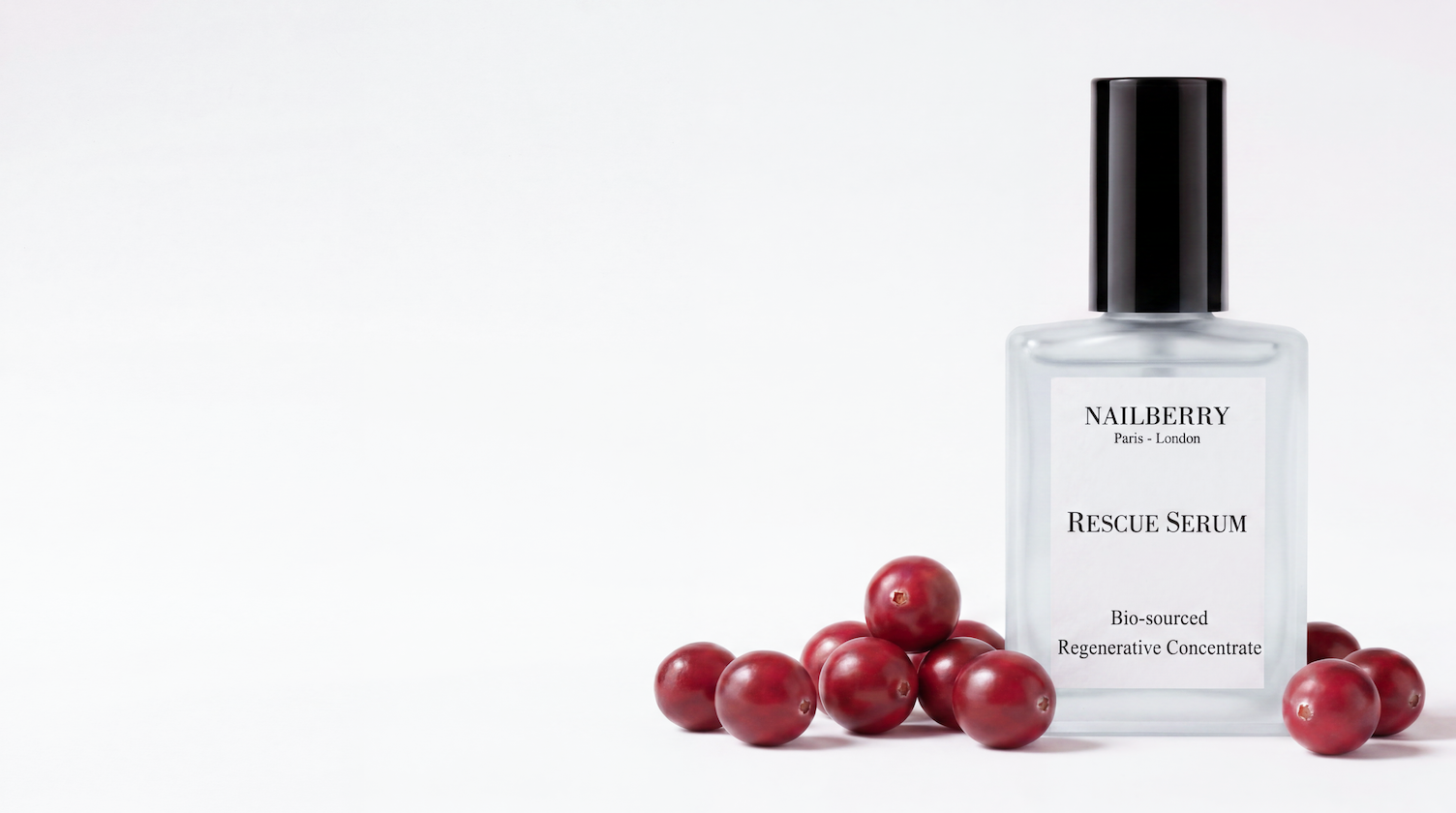 2 Nailberry Nagellackflaschen liegen geöffnet aufeinander, Lack tropft heraus.