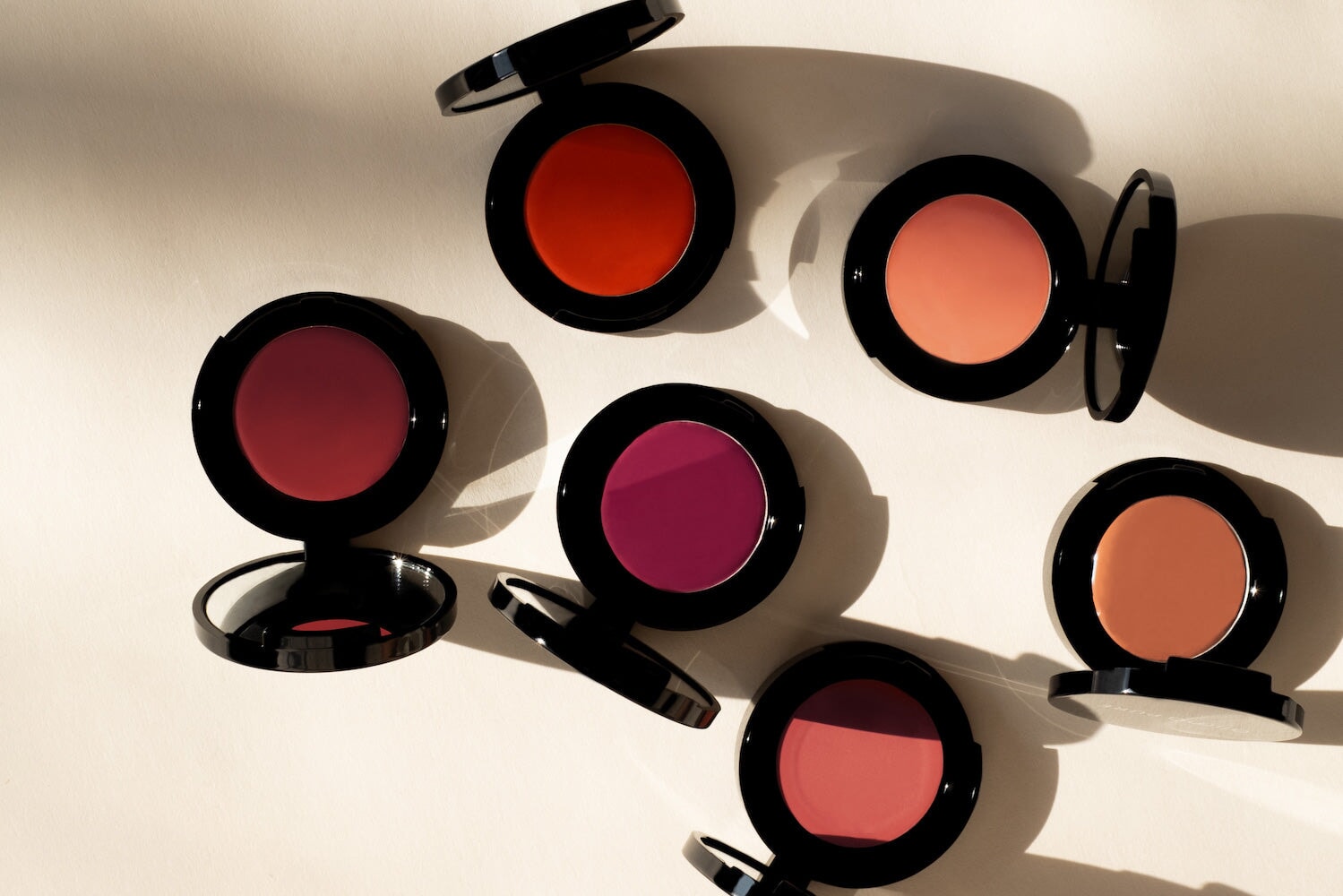 6 verschiedene Farben Alima Pure Blushes  geöffnet zu sehen aus der Vogelperspektive.