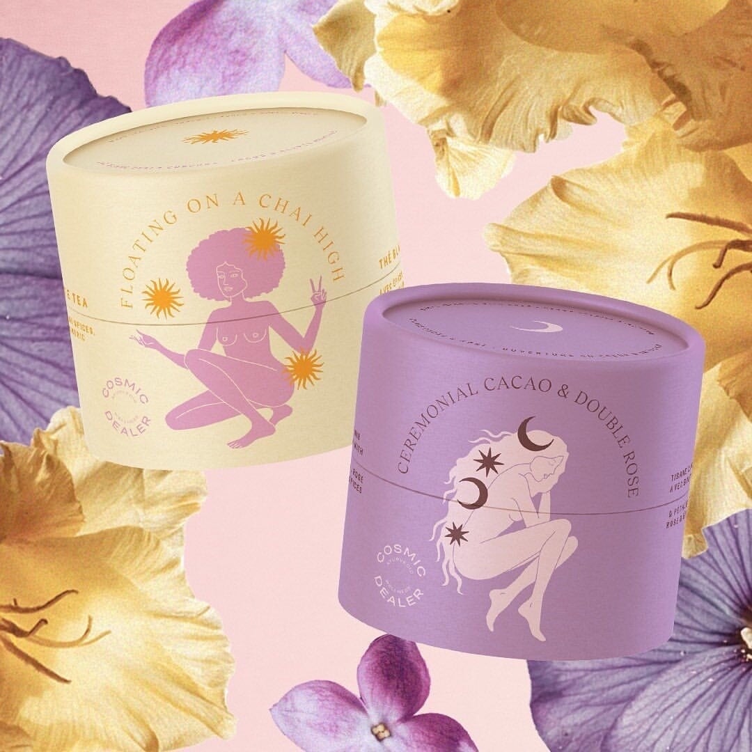 Schöne, runde Teeverpackungen von Cosmic Dealer geschmückt mit Blütenblättern.