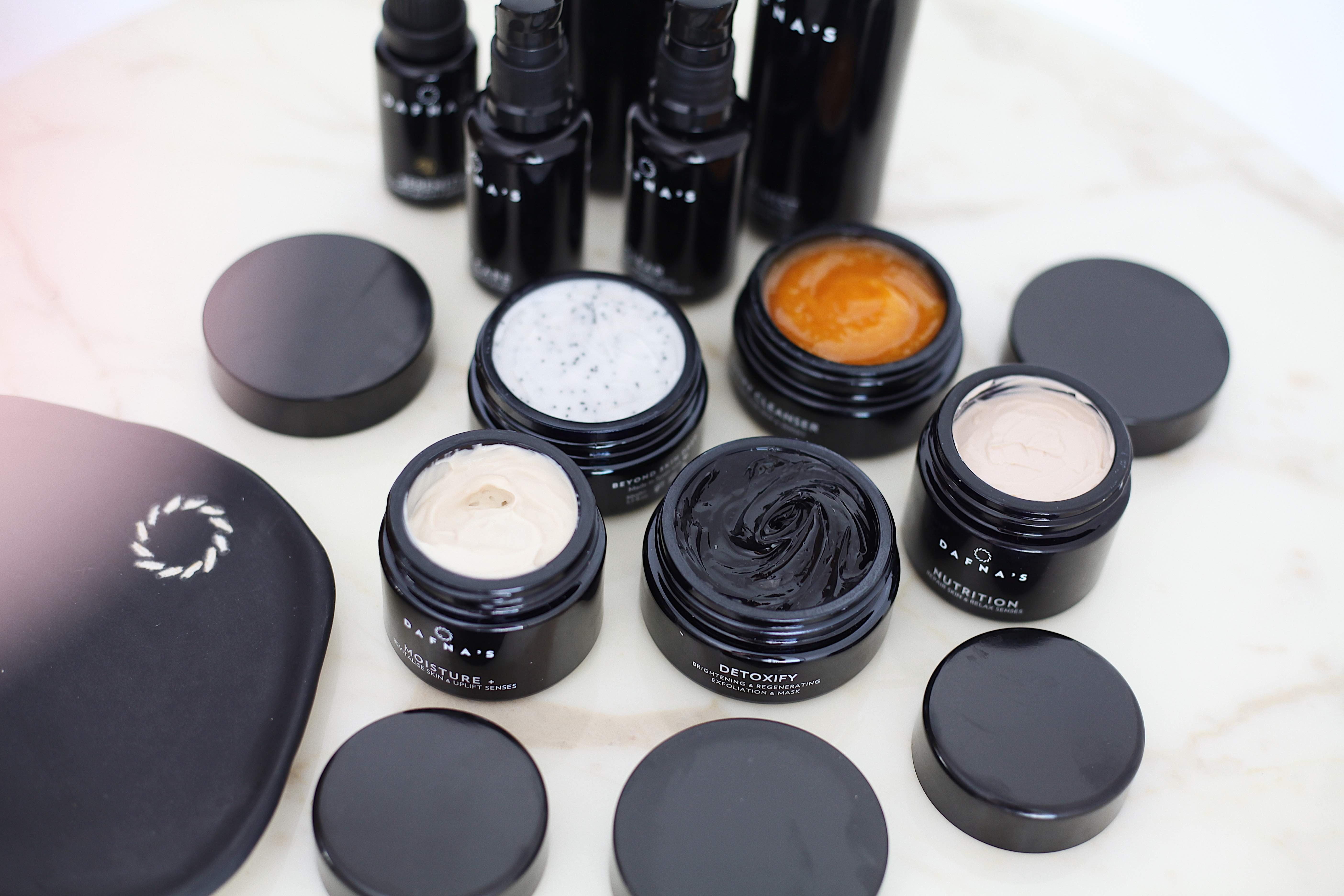 Verschiedene Dafna's Hautpflegeprodukte aus der Vogelperspektive.