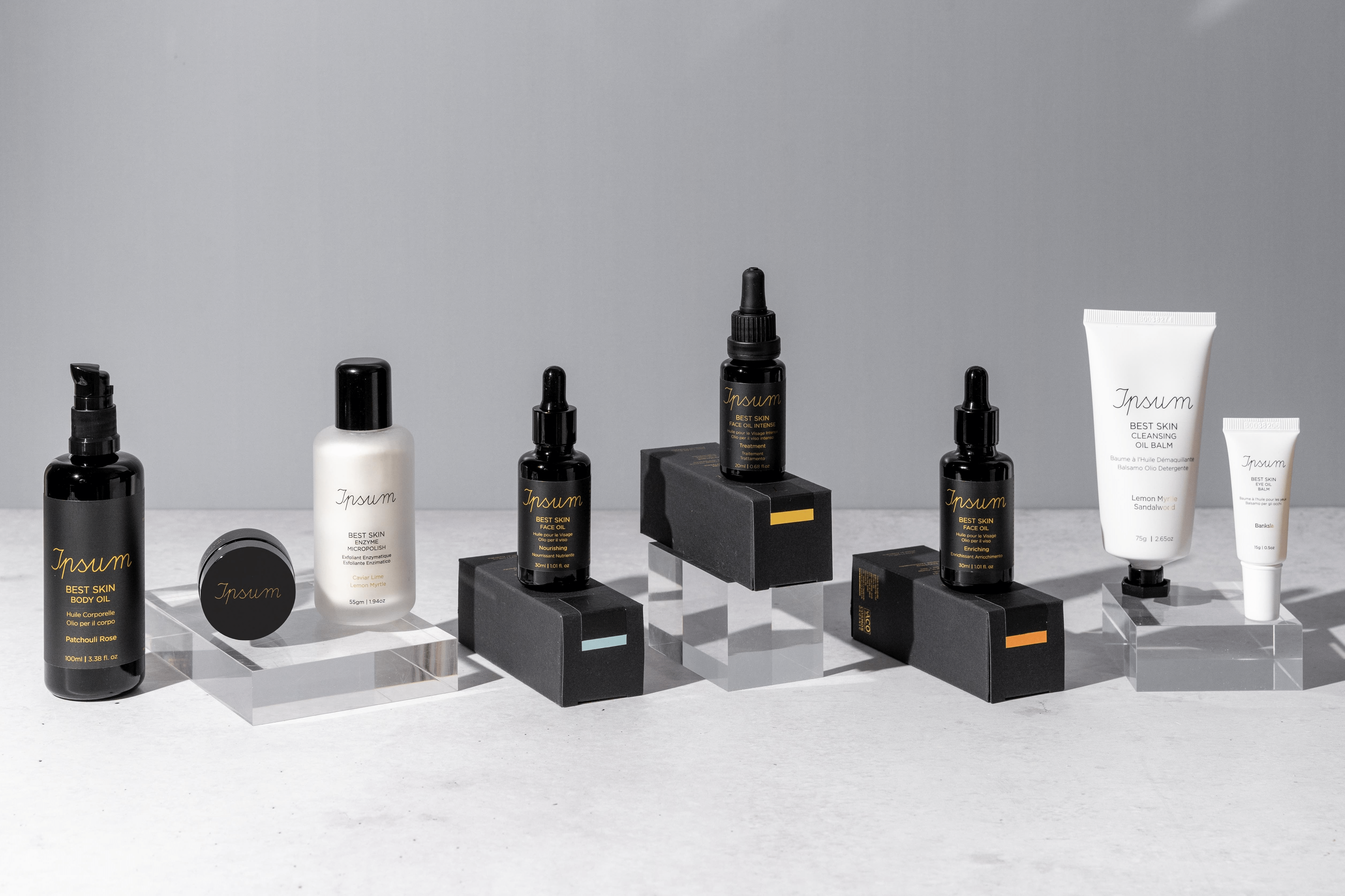 Verschieden Produkte von Ipsum nebeneinander aufgereiht stehen vor hellem Hintergrund.