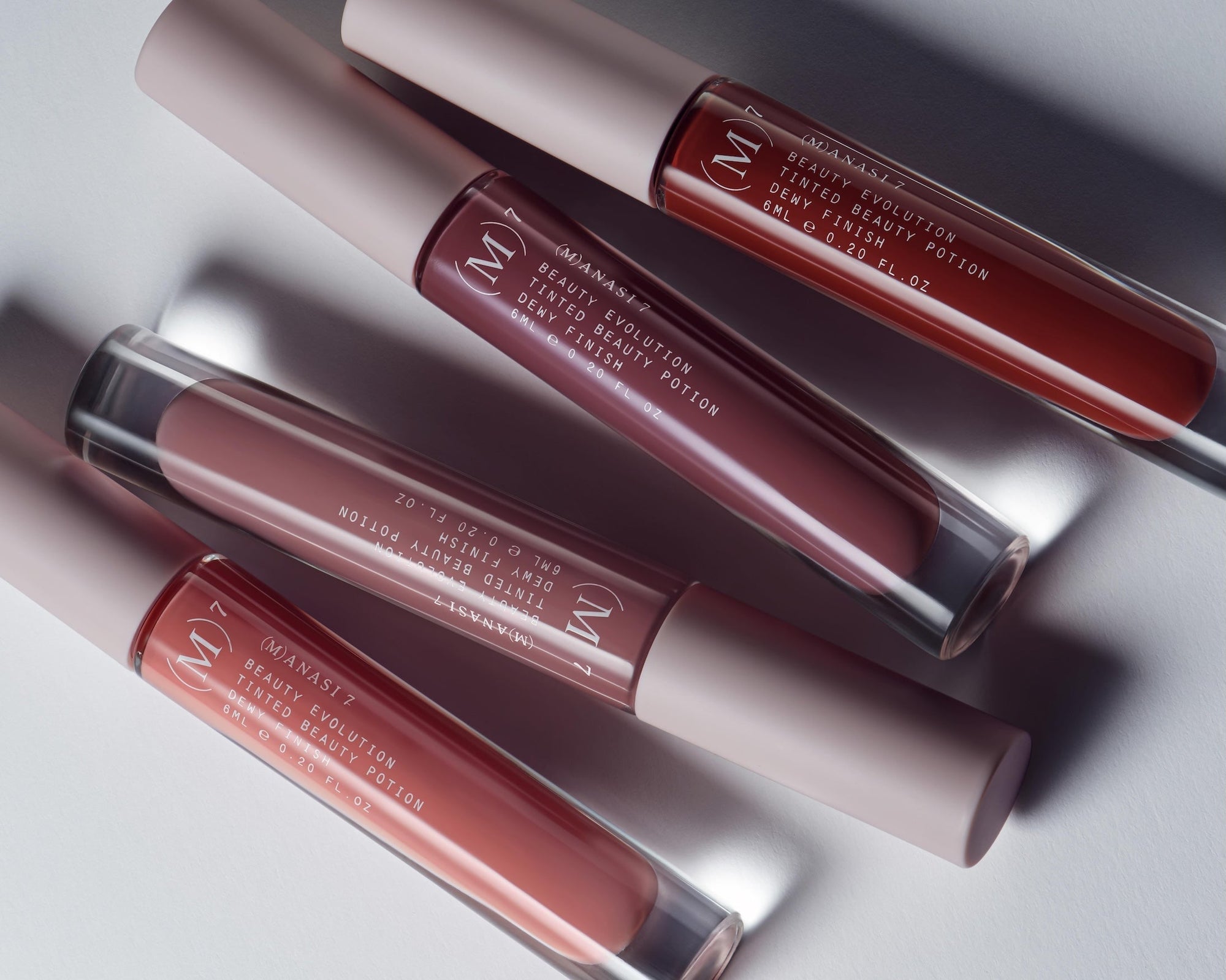 5 verschiedene Manasi 7 Produkte liegen geöffnet auf einem weißen Untergrund.