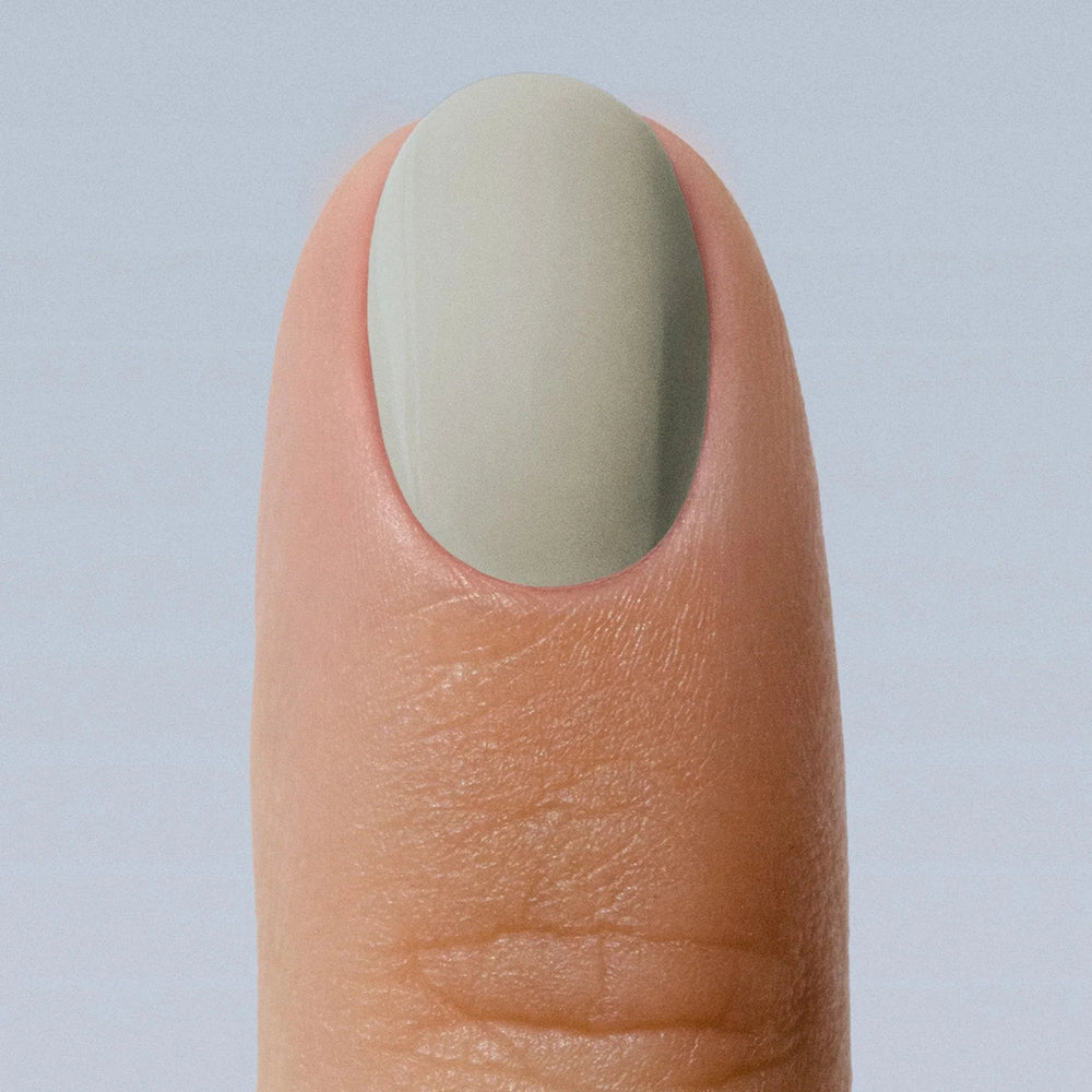 Fingel mit Nagellack 07 Terre Verte von Karolin van Loon.