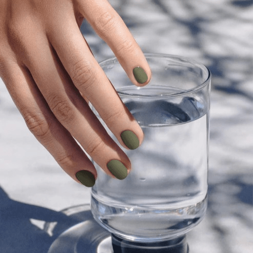 Gepflegte Hand mit khaki-grünem Nagellack von Karolin Van Loon – Farbton Argile des Marais