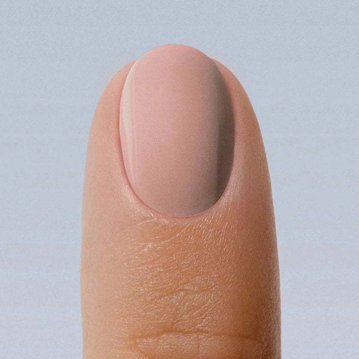 Maniküre mit Karolin Van Loon Nagellack Mauve Léger – natürliches Rosa Finish auf den Nägeln