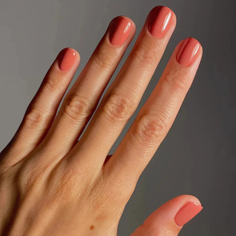 Cremiger Rosé-Nagellack Fleur de Sakura mit gleichmäßigem Finish. North Glow