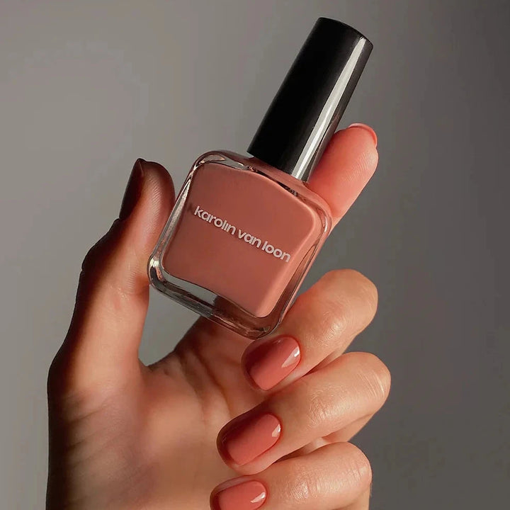 Karolin Van Loon Nagellack 16 Fleur de Sakura in zartem Rosé.