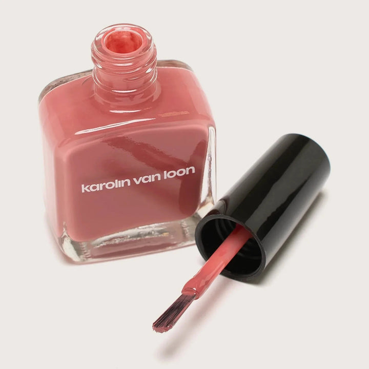 Veganer Nagellack Fleur de Sakura von Karolin Van Loon in elegantem Rosé.