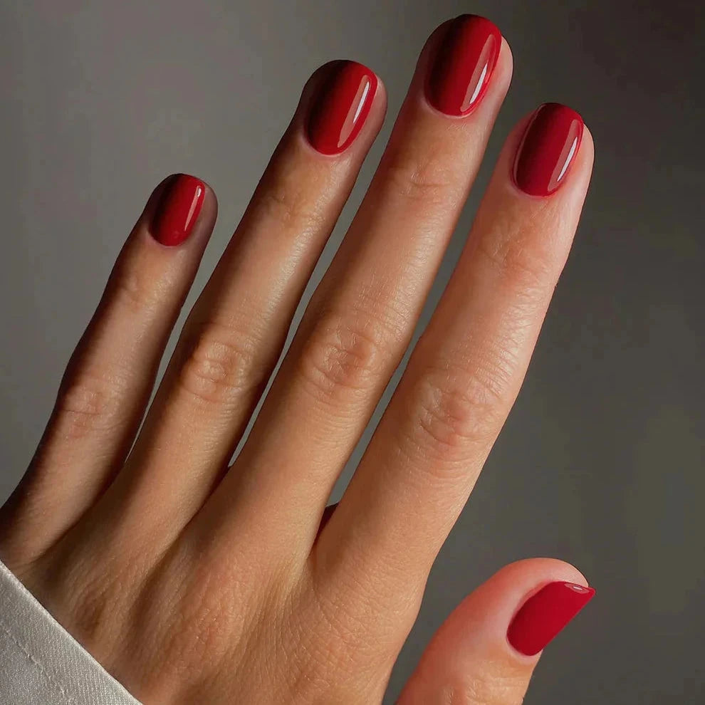 Maniküre mit Karolin Van Loon Nagellack 23 Rouge Éclipse auf Nägeln. North Glow