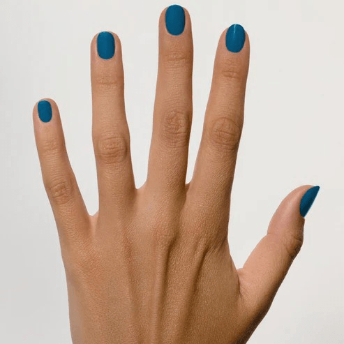 Gepflegte Hand mit blauem Nagellack Bleu Neptune von Karolin Van Loon – vegan & schadstofffrei North Glow