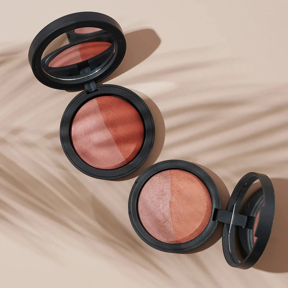 Mineral Baked Blush Duo, beide Farben offen, Hintergrund beige, Schatten von Palmenblatt