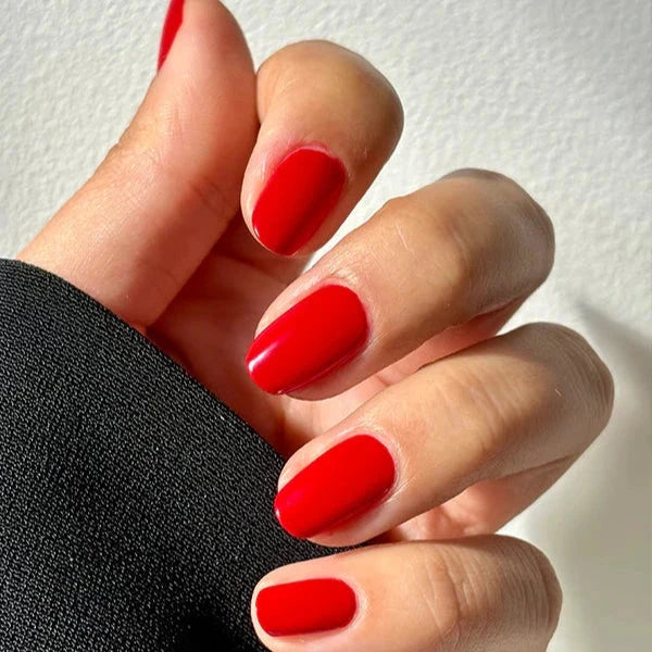 Hand mit Nagellack 37 Tomate Rouge von Karlin van Loon.