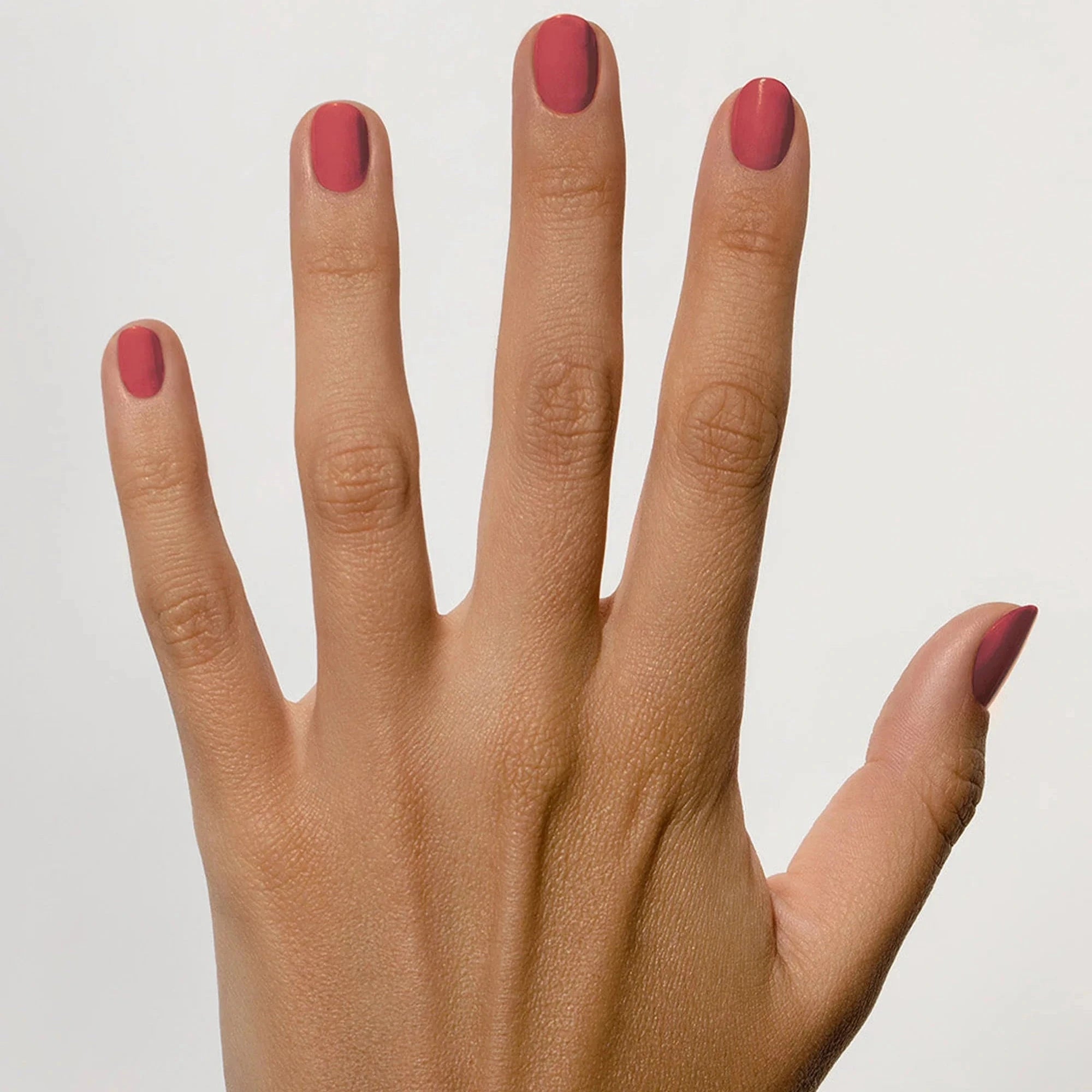 Hand mit Nagellack 38 Framboise Rose von Karolin van Loon.
