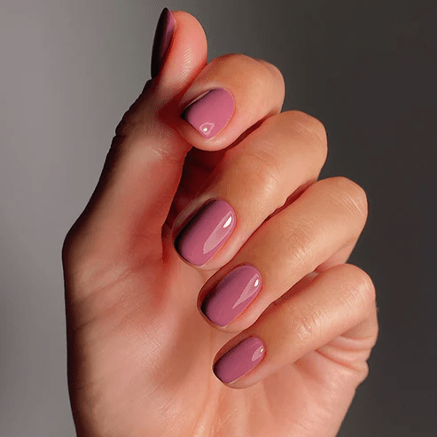 Gepflegte Nägel mit violett-pinkem Nagellack von Karolin Van Loon – Farbton Jus de Prune  North Glow